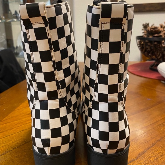 NWOT  ***HOT TOPIC***          Black and White Checkered Combat Boots - Picture 6 of 7
